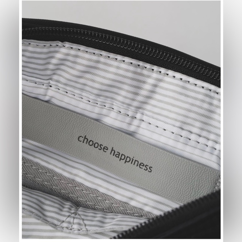 Lululemon The Essentials Bag - Picture 5 of 14